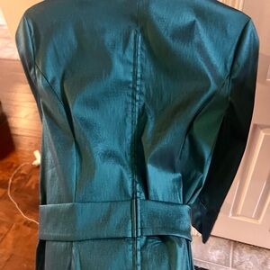 Beautiful Emerald Green fancy top. Size L